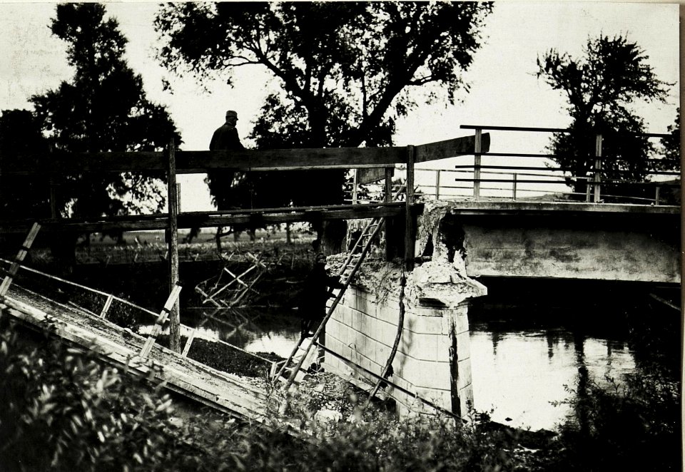 Brzezany. Gesprengte Eisenbetonbrücke an der Zlota Lipa (BildID 15434121)