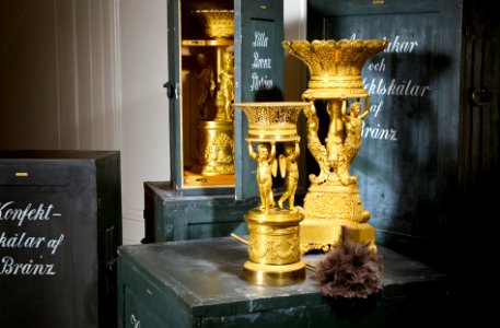 Brännförgyllda. Översiktsbild Lådor med innehåll. Utställningen Smak av svunnen tid år 2007 - Hallwylska museet - 86282