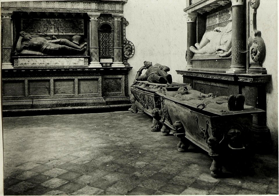Brzezany, Erbrochene Särge in der Schlosskapelle (BildID 15432217)