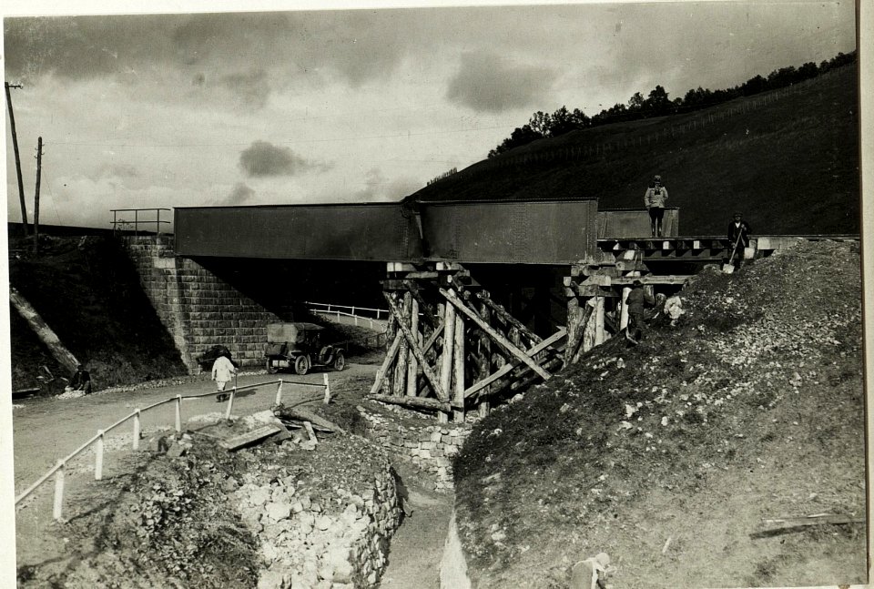 Brzezany, gesprengter Eisenbahnviadukt. Blick auf die feindliche Stel (BildID 15432161)