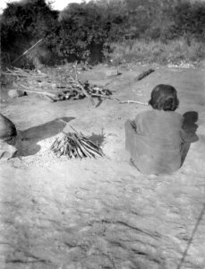 Bränning av lerkärl. Gåva från Erland Nordenskiöld, okänt år.Orten angiven som Rio Itiyuro, V - SMVK - 004955 photo