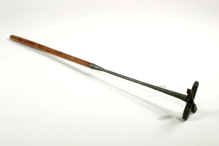 Brännjärn med träskaft (K3) - Livrustkammaren - 56758
