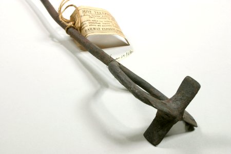 Brännjärn, pappersetikett knuten runt med snöre - Livrustkammaren - 22520