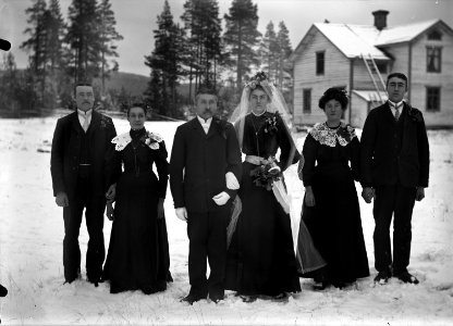 Bröllop. Brudpar, bruden i svart klänning och vit slöja. Bodums socken, Ångermanland - Nordiska Museet - NMA.0041013