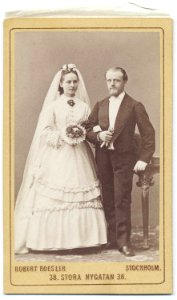 Bröllop. Robert Roesler och hans nyblivna fru Maria. Stockholm - Nordiska Museet - NMA.0043077 photo
