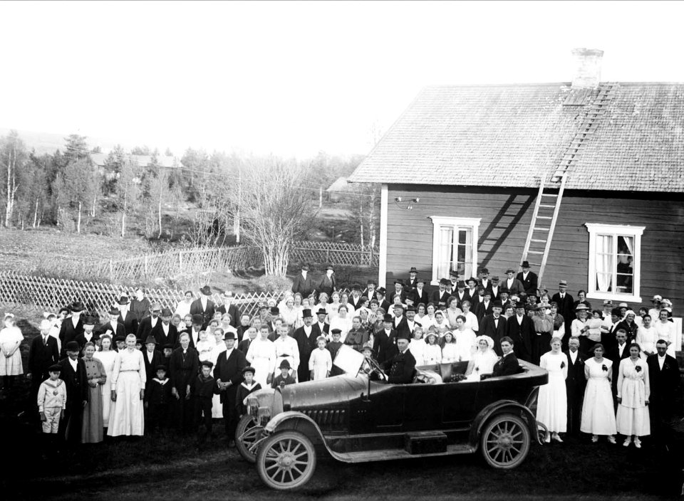 Bröllop i Västra Ärnäs. Brus-Gabriel Persson, chaufför Mill-Johan Olsson - Nordiska Museet - NMA.0039215