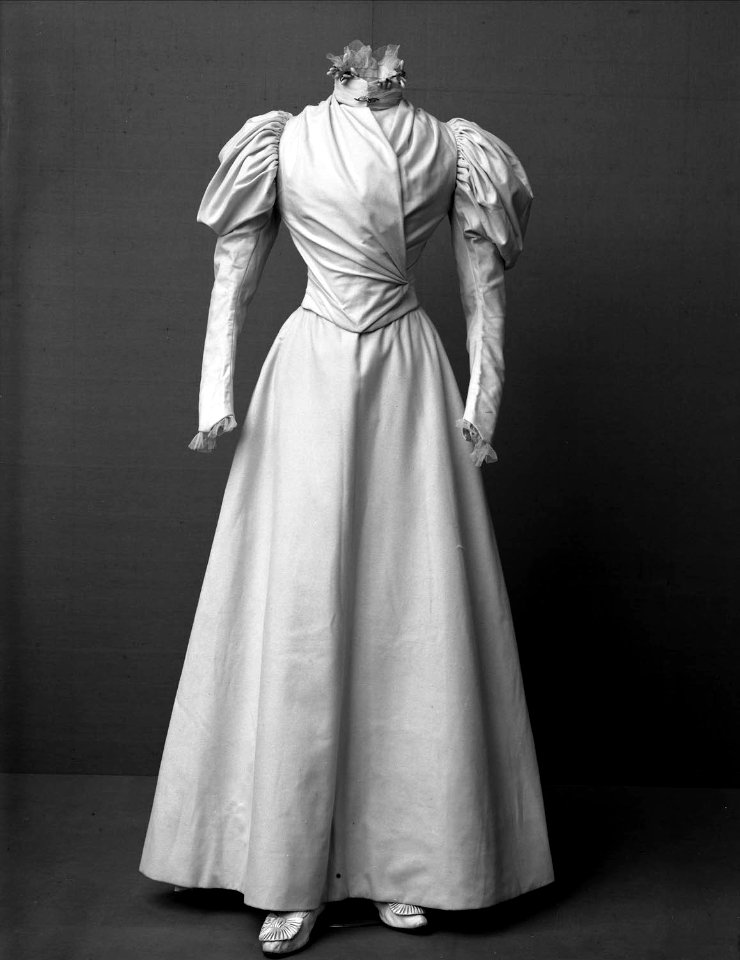 Bröllop. Brudklänningar som tillhört Augusta Torpadie, f. Linge - Nordiska Museet - NMA.0041012