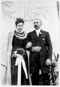 Bröllop. Brudparet Hilda och Johan Andersson. Lyhundra härad, Söderby-Karls socken, Uppland - Nordiska Museet - NMA.0041015