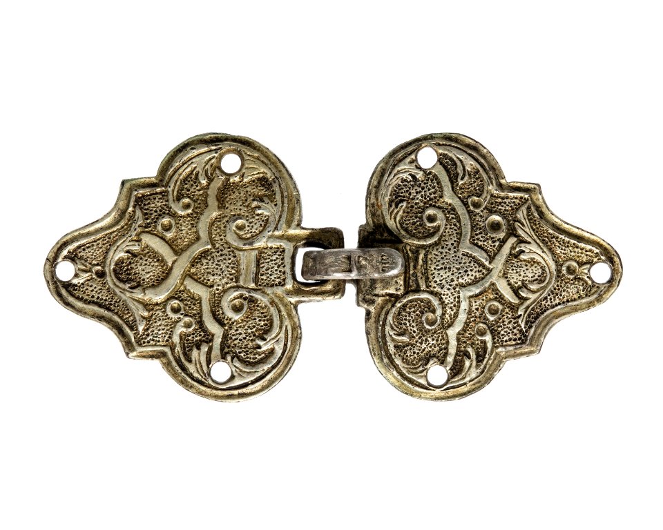 Bröstknäppe av förgyllt silver, 1700-tal - Hallwylska museet - 110399
