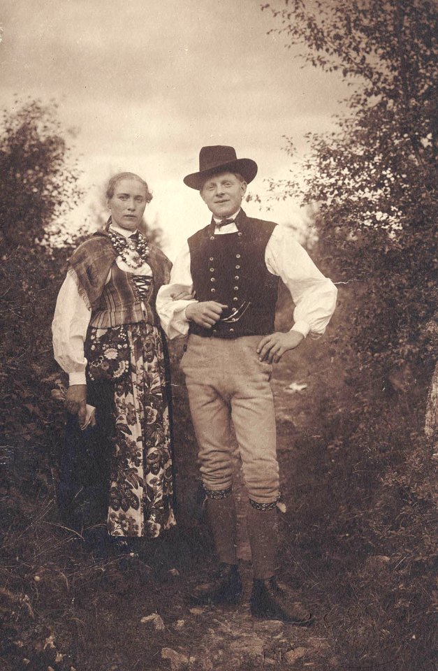 Bröllop. Brudpar iklädda Flodadräkt, Floda socken, Dalarna - Nordiska Museet - NMA.0043079