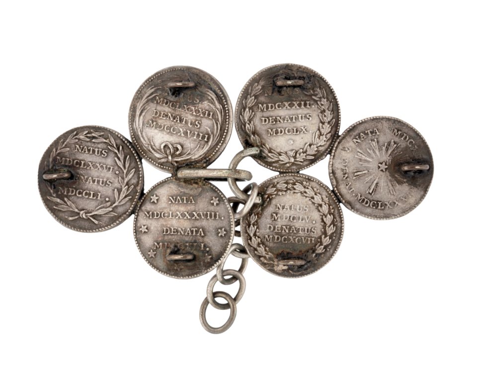 Bröstknäppe med minnespenningar, 1890-tal - Hallwylska museet - 109712