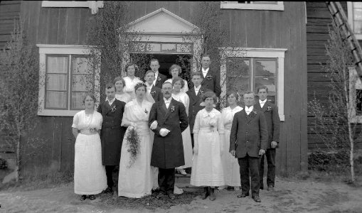 Bröllopsfoto framför hus, tidigt 1900-tal. Lima, Dalarna - Nordiska Museet - NMA.0051014