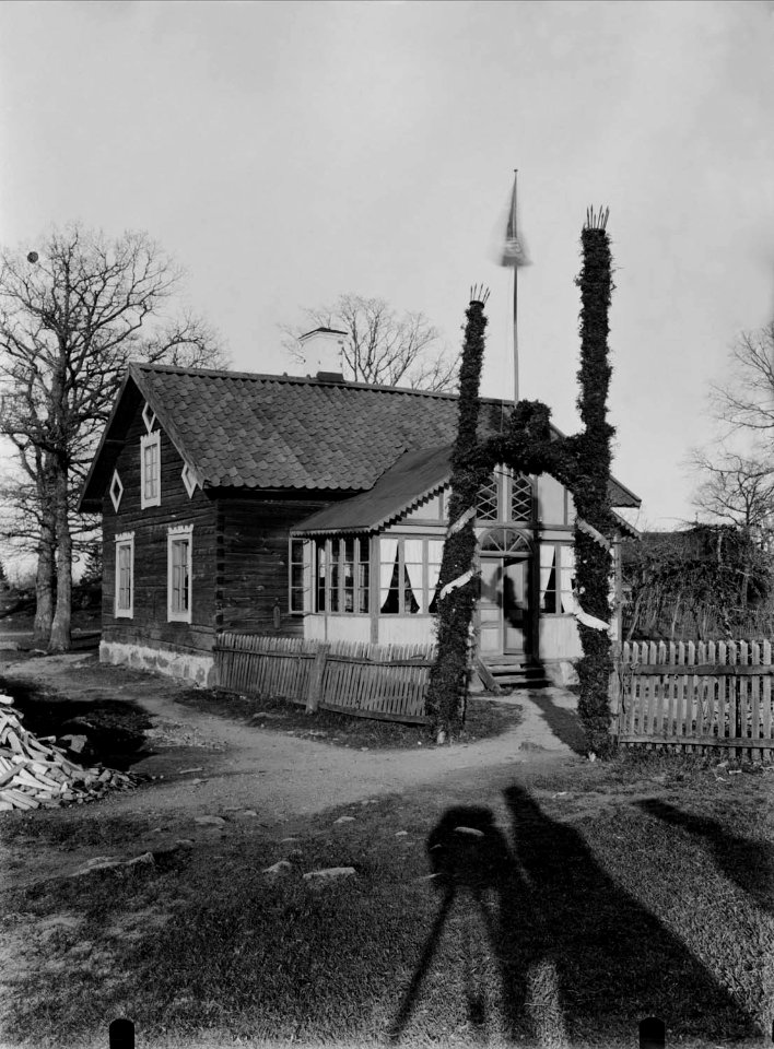Bröllopsträd. Äreport vid gård där vigsel förrättas. Frötuna skeppslag, Uppland - Nordiska Museet - NMA.0028337