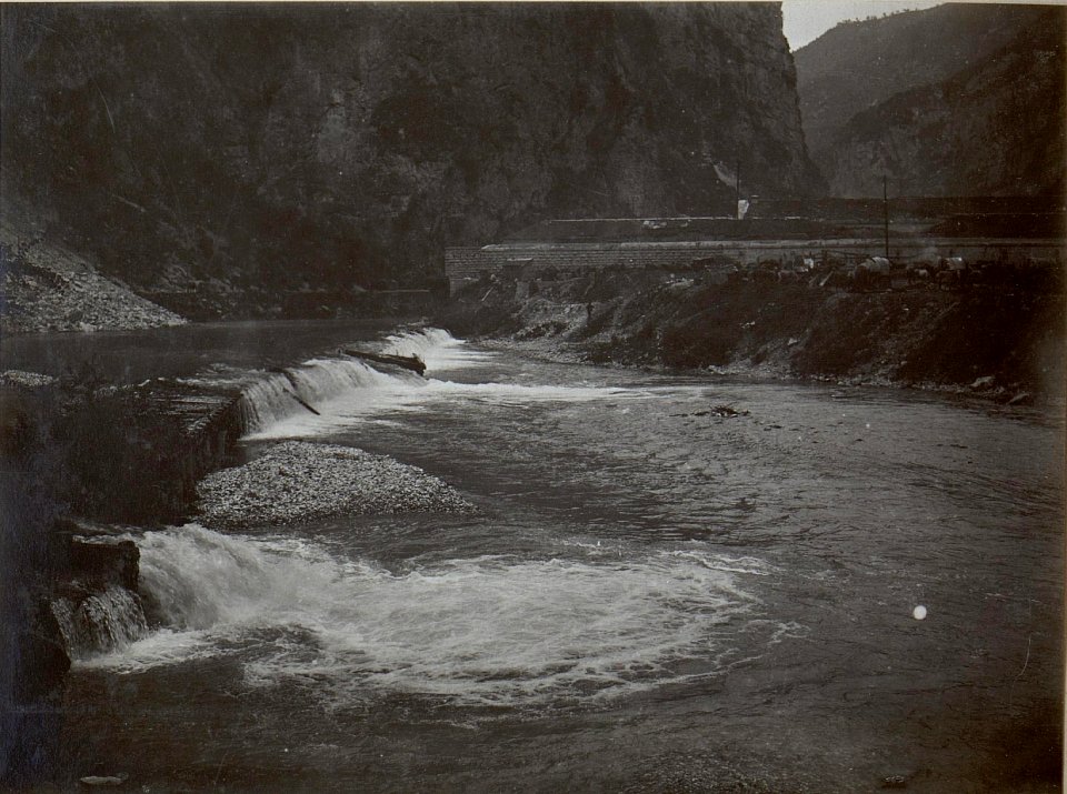 Brücke bei Piovega. Ansicht der Talsperre. (BildID 15649078)