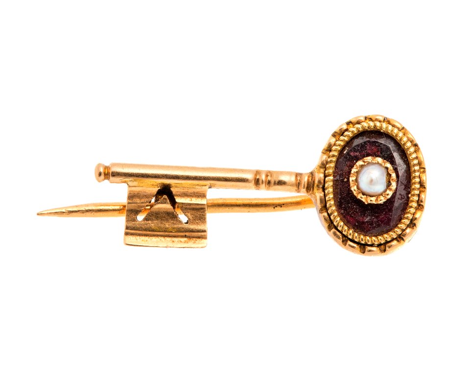 Bröstnål av guld i form av en nyckel med rubin och pärla, 1800-tal - Hallwylska museet - 110256