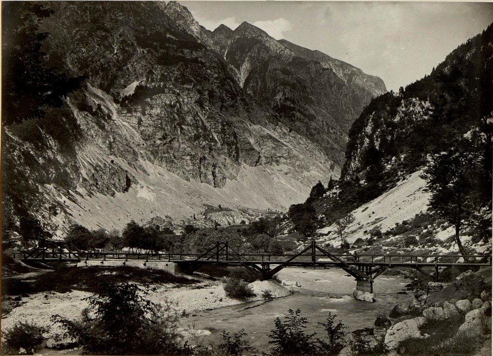 Brücke über den Isonco bei KERSCHOVEC. Aufgenommen am 8. Juli 1916. (BildID 15479459)