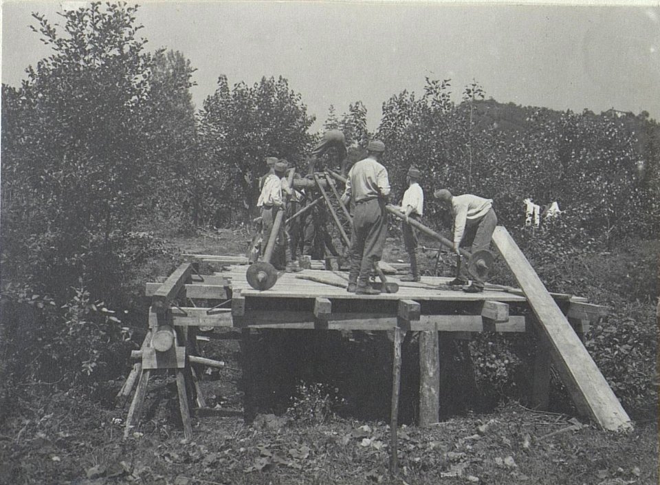 Brückenbau für Rollbahn bei Campea. (BildID 15672933)