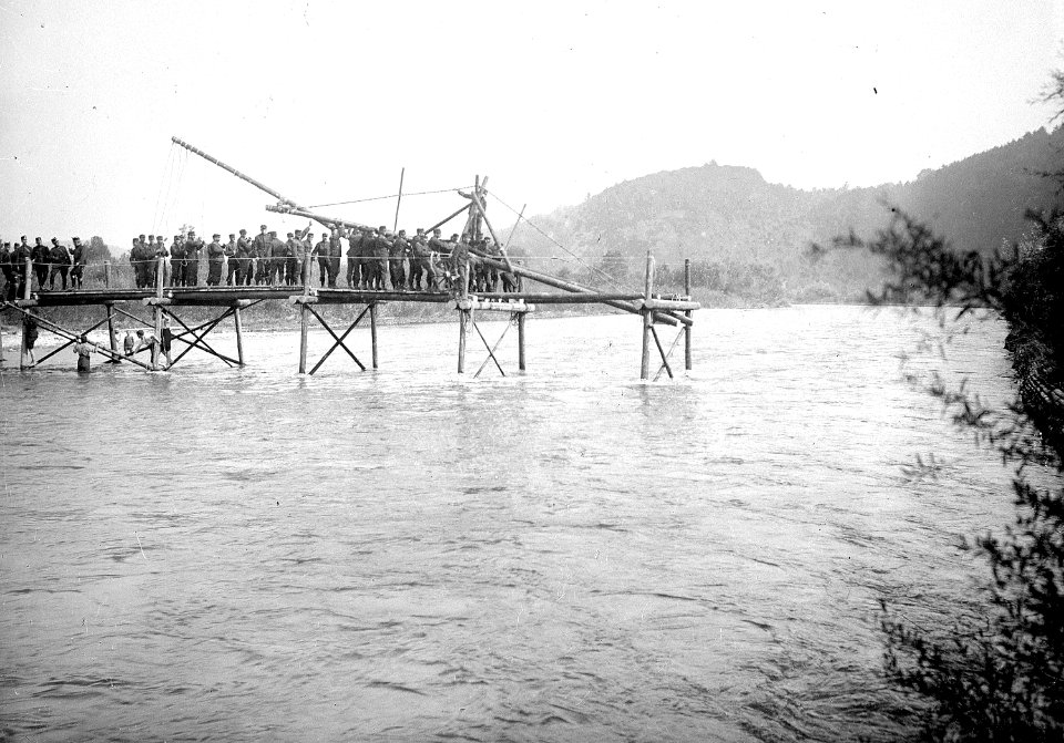 Brückenschlag über breiten Fluss - CH-BAR - 3236488