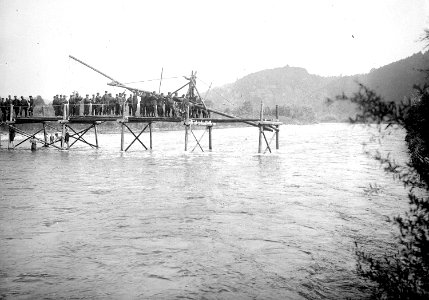 Brückenschlag über breiten Fluss - CH-BAR - 3236488