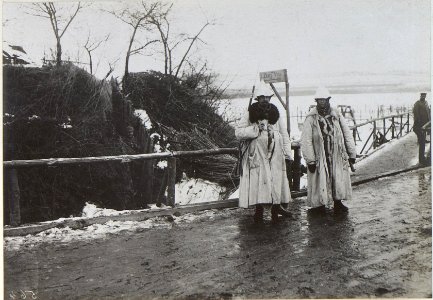 Brückenwachposten in Schneemänteln bei Iszczkow (BildID 15439118)