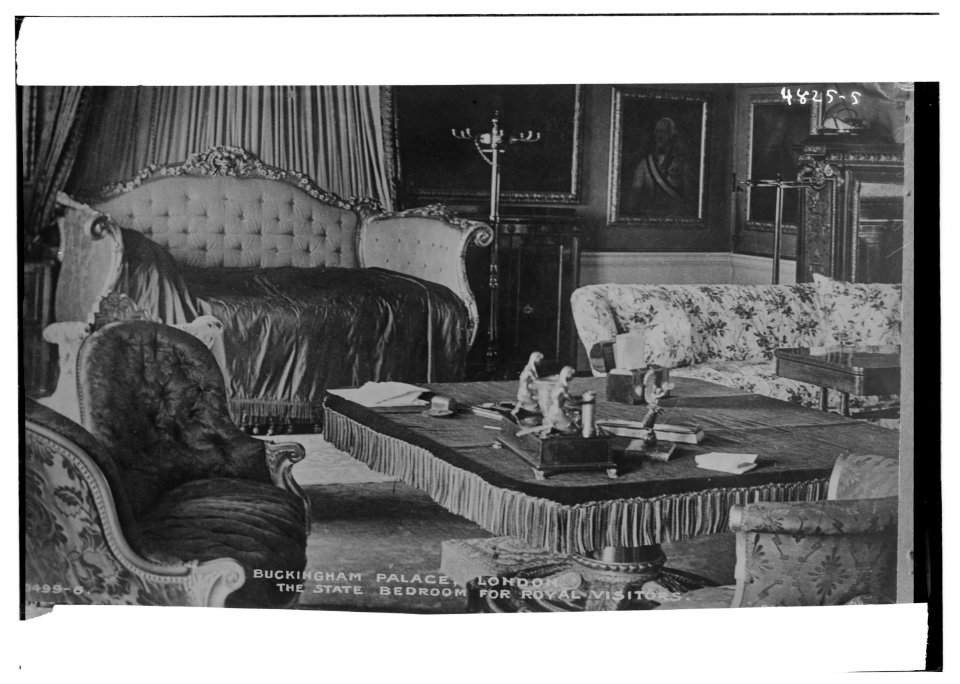 Buckingham Palace, London - the State bedroom for royal visitors LCCN2014708366