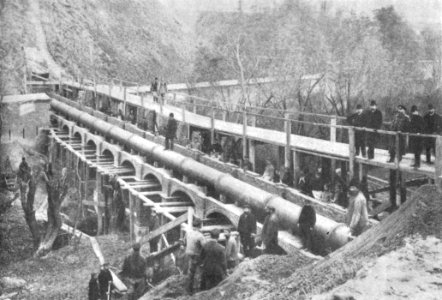 Budowa kanału-akweduktu przez fosę Cytadeli Warszawskiej ok. 1890