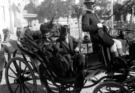 Buenos Aires - Roque Saenz Peña y su esposa descendiendo de un carruaje photo
