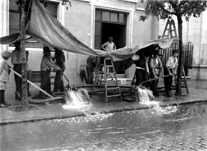 Buenos Aires - Saavedra - Vecinos desagotando sótano luego de temporal