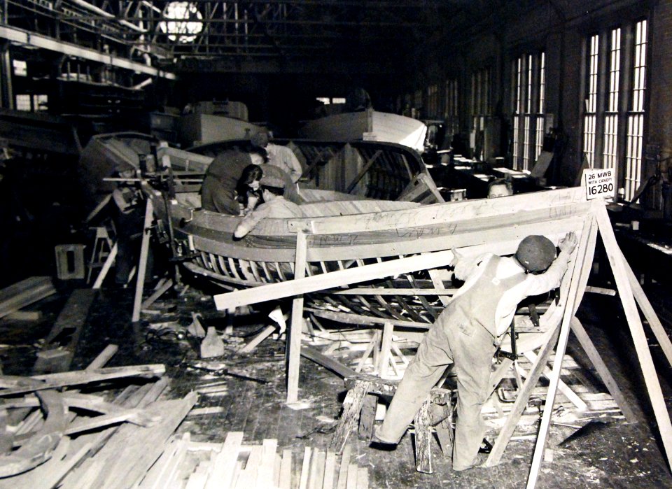 Building a 26-foot whaleboat, Shipwright Shop, Brooklyn Navy Yard, New York, circa 1941 (26428347135)