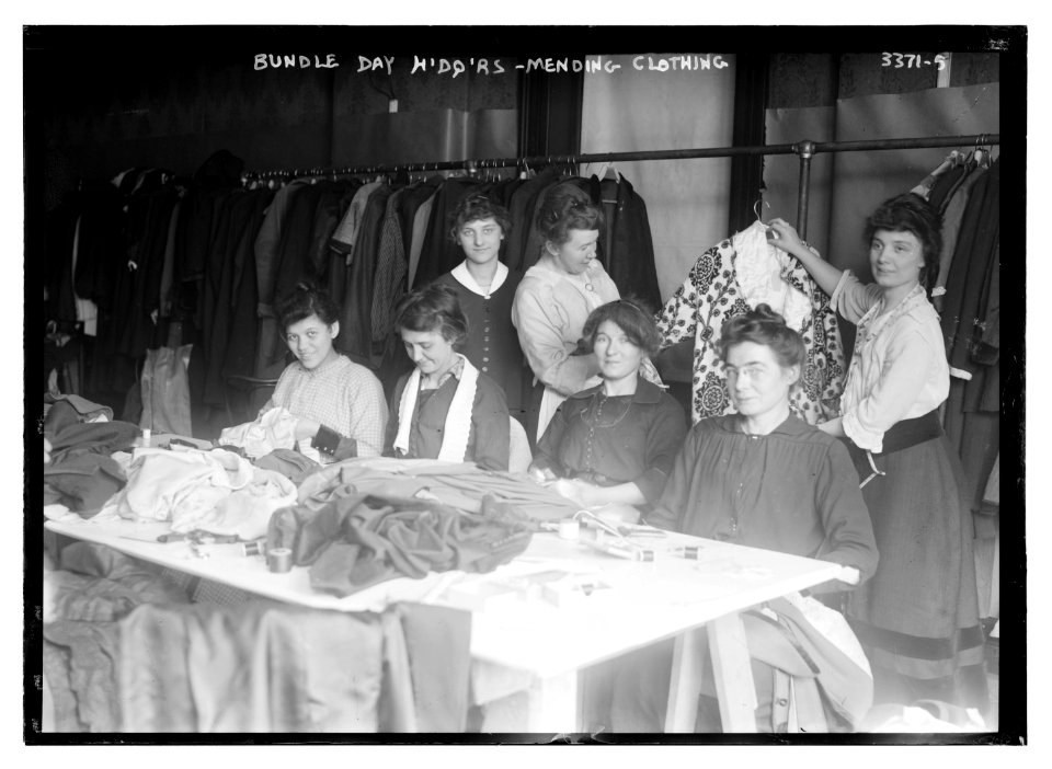 Bundle Day H'dq'rs (i.e., Headquarters) - Mending clothing LCCN2014698368