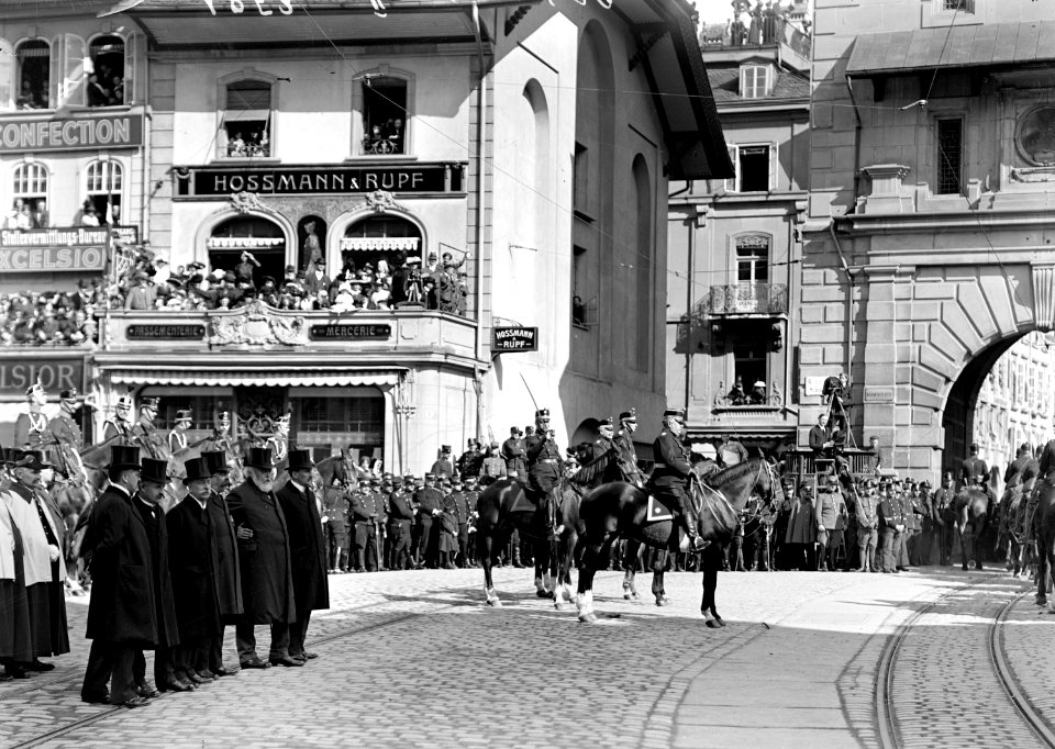 Bundesrat und Generalstab beim Defilee - CH-BAR - 3238246
