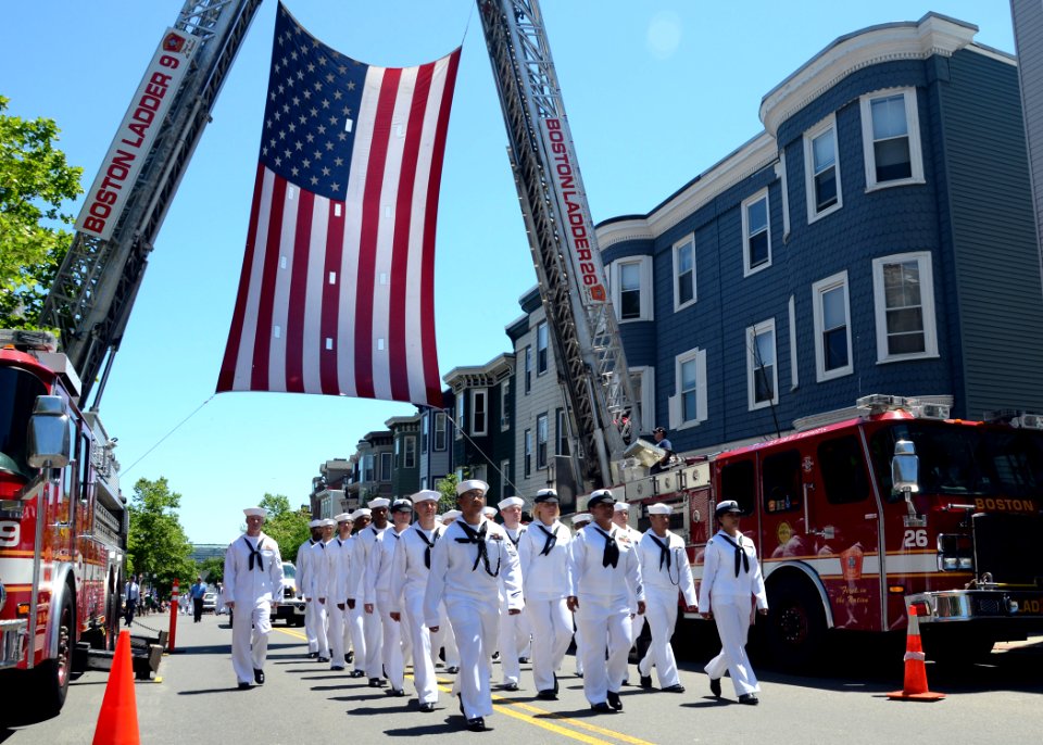 Bunker Hill Day parade 140615-N-SU274-056