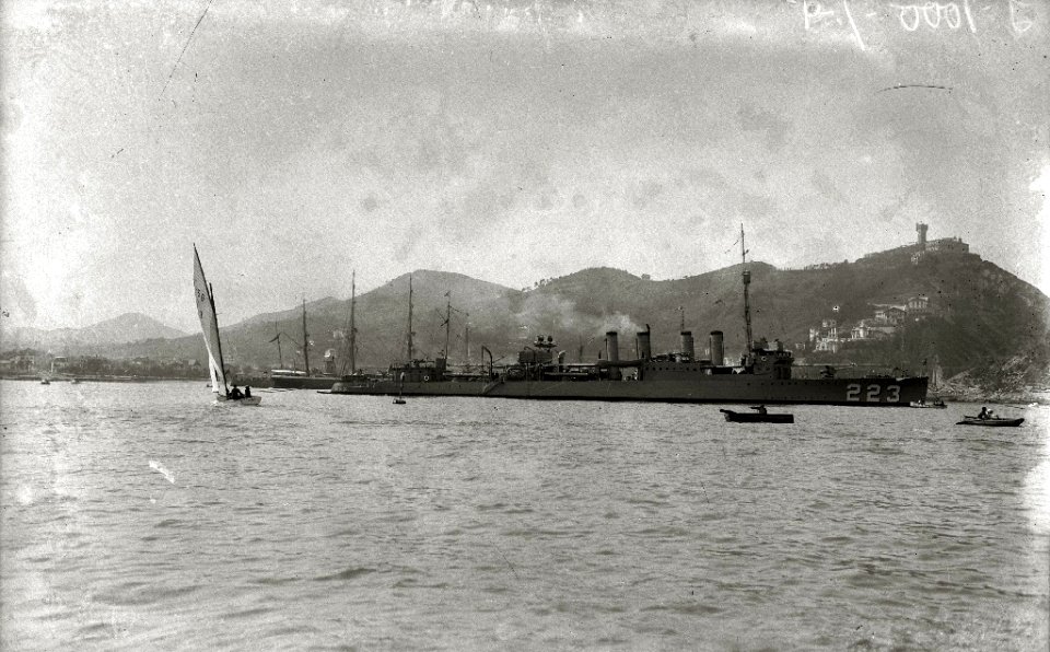 Buque de guerra en la bahía de la Concha (2 de 7) - Fondo Car-Kutxa Fototeka