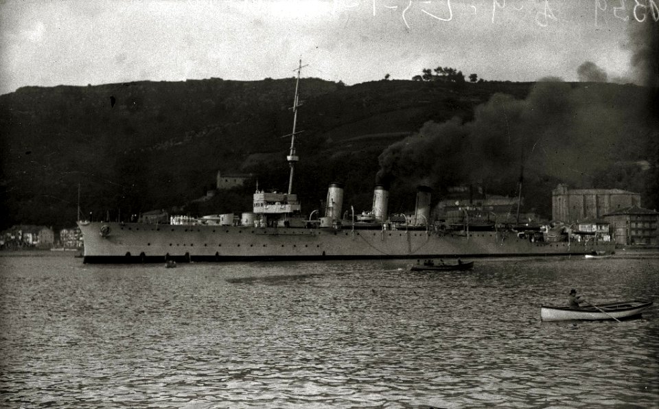 Buque de la Armada zarpando del puerto de Pasaia hacia las costas africanas (1 de 1) - Fondo Car-Kutxa Fototeka