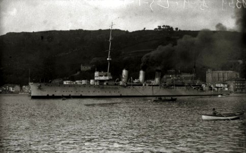 Buque de la Armada zarpando del puerto de Pasaia hacia las costas africanas (1 de 1) - Fondo Car-Kutxa Fototeka