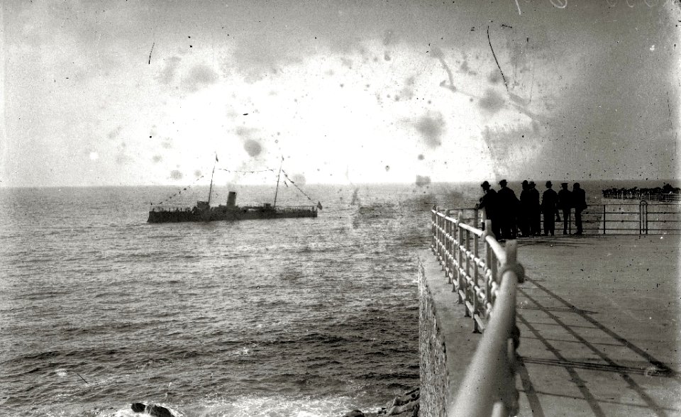 Buque de la Armada en la bahía de la Concha (1 de 2) - Fondo Car-Kutxa Fototeka
