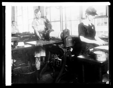 Bureau Eng. & Ptg. Printing money- type of motor device, hand press, (1914) LCCN2016852676