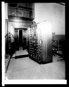 Bureau of Engraving & Printing. Twelve-ton steel door to vault containing distinctive paper on which U.S. and national bank notes and U.S. bonds are printed, (1914) LCCN2016852683