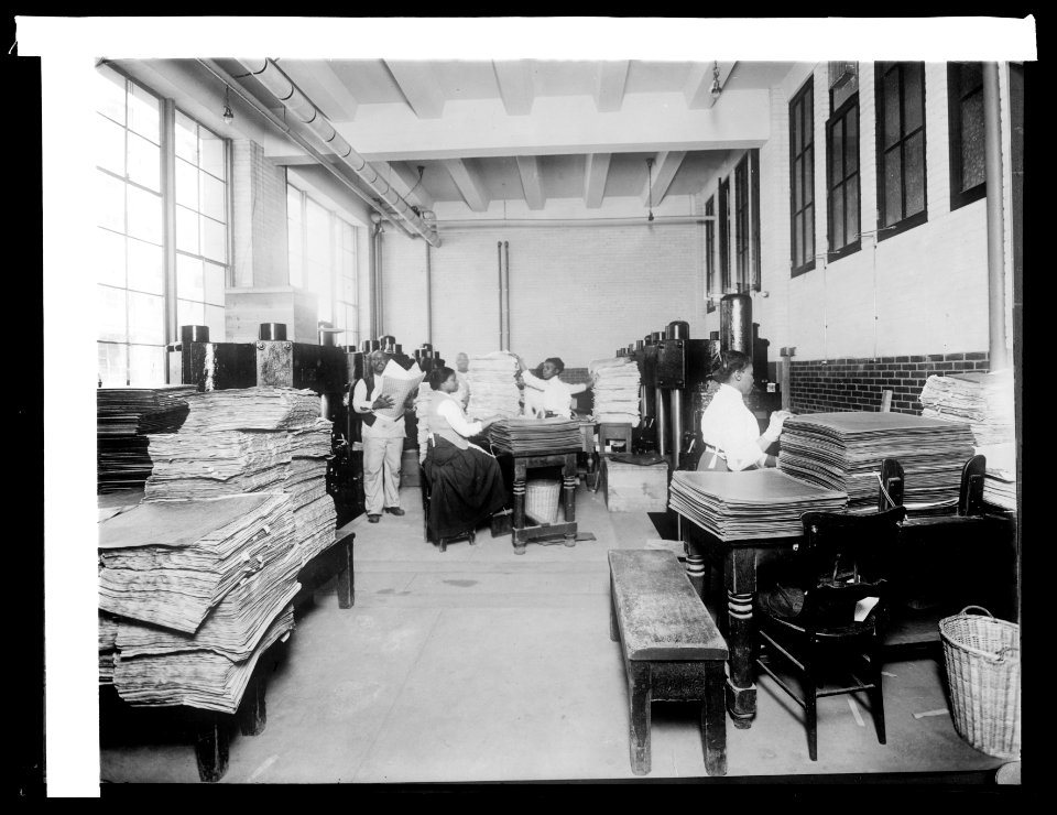 Bureau Engraving & Printing hydraulic press room for smoothing poastage and revenue stamps, (1914) LCCN2016852672