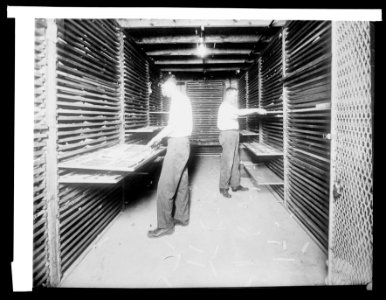 Bureau of Engraving & Ptg. Drying room showing old method of dying money- $4,500,000 aired daily, (1914) LCCN2016852675
