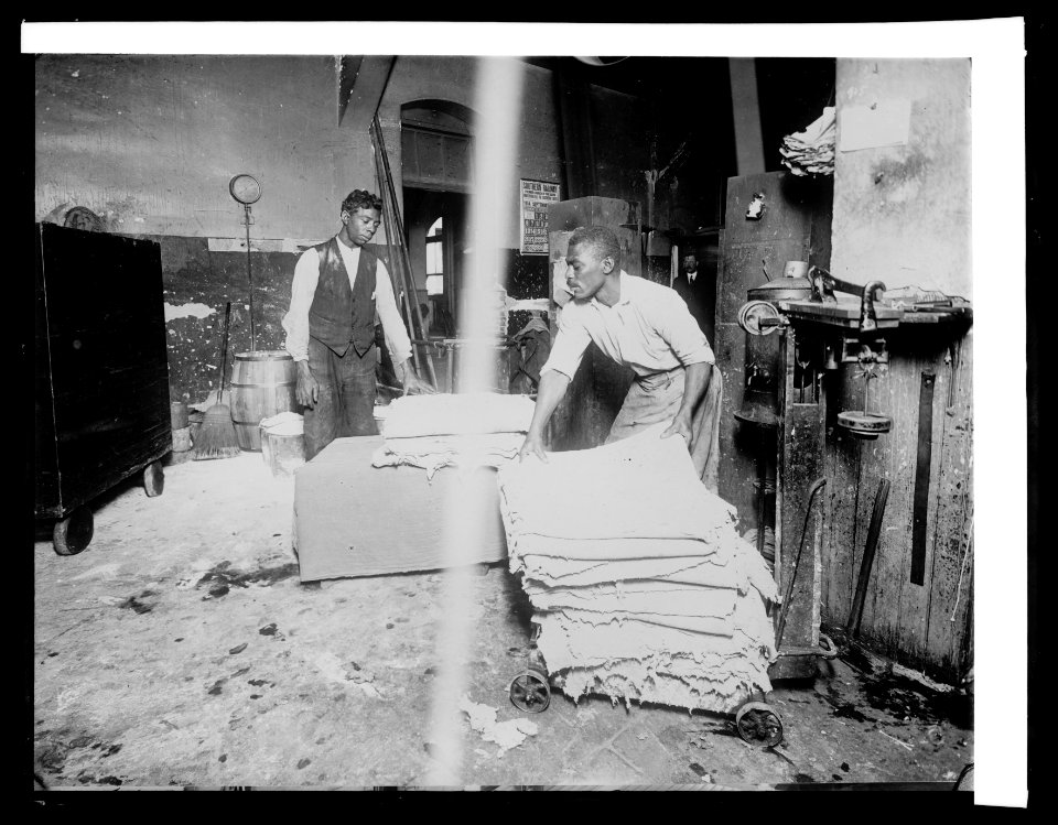 Bureau Printing & Engraving- weighing macerated money pulp for baling & sale, (1914) LCCN2016852682