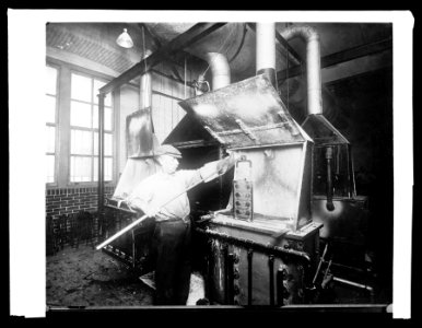 Bureau Printing & Eng. Plate making- dipping plate in cyanide furnance in case laudering process Bath and Oil adjoining, (1914) LCCN2016852678
