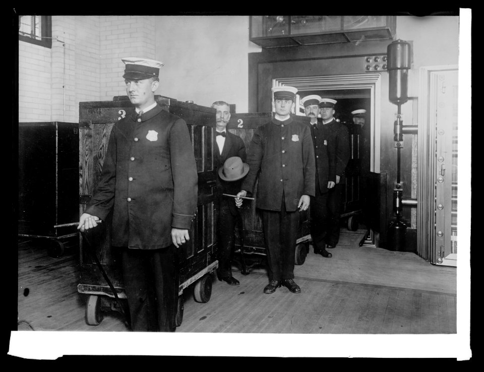 Bureau Ptg. & Eng. Transfer of money from Treasuers vault in Bureau en route to Treasury building, (1914) LCCN2016852686