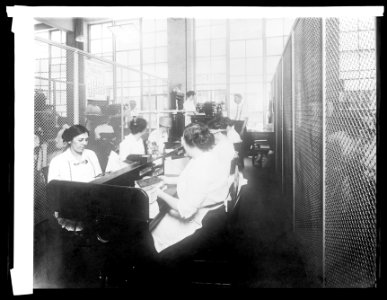 Bureau Ptg. & Eng., counting of finished notes, numbering and sealing division, (1914) LCCN2016852701