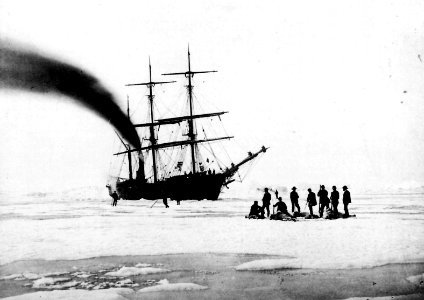 Burger, Wilhelm - Gruppenbild von der österreichischen Nordpolarexpedition am Melvill Bay. 75 Grad, nördlicher Breite, Melville Bay (Zeno Fotografie)