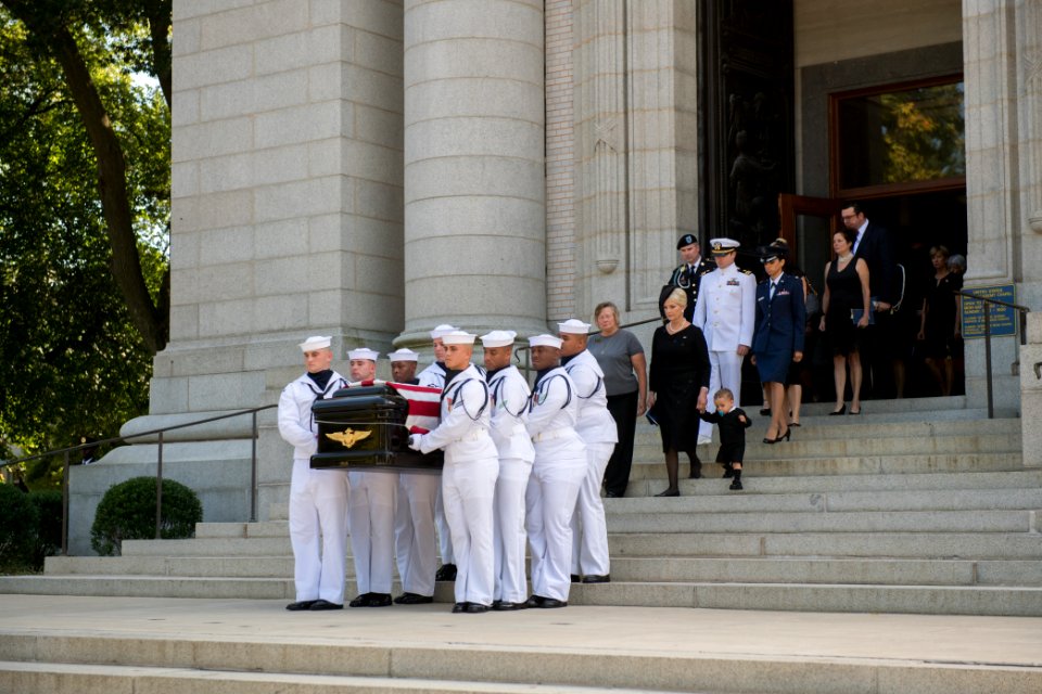 Burial of John McCain 180902-N-ID678-022 (43718855234)