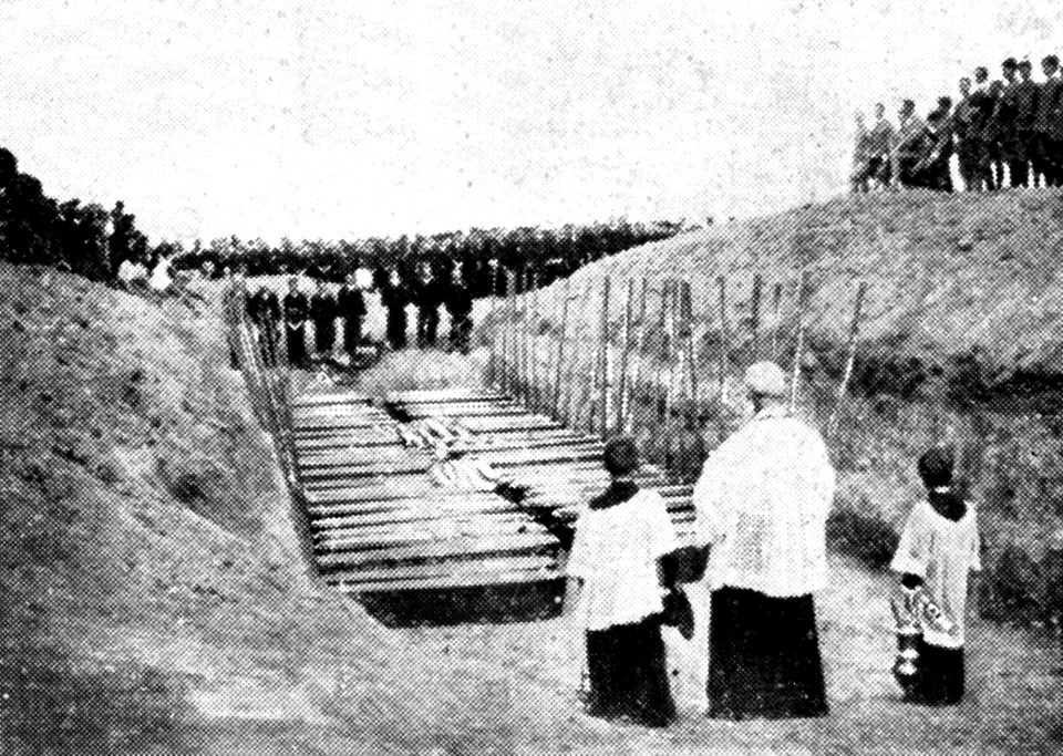 Burial of the victims of the boiler explosions of USS Bennington (PG-4) at the Fort Rosecrans National Cemetery, California (USA), in 1905 (NH 102779-KN)
