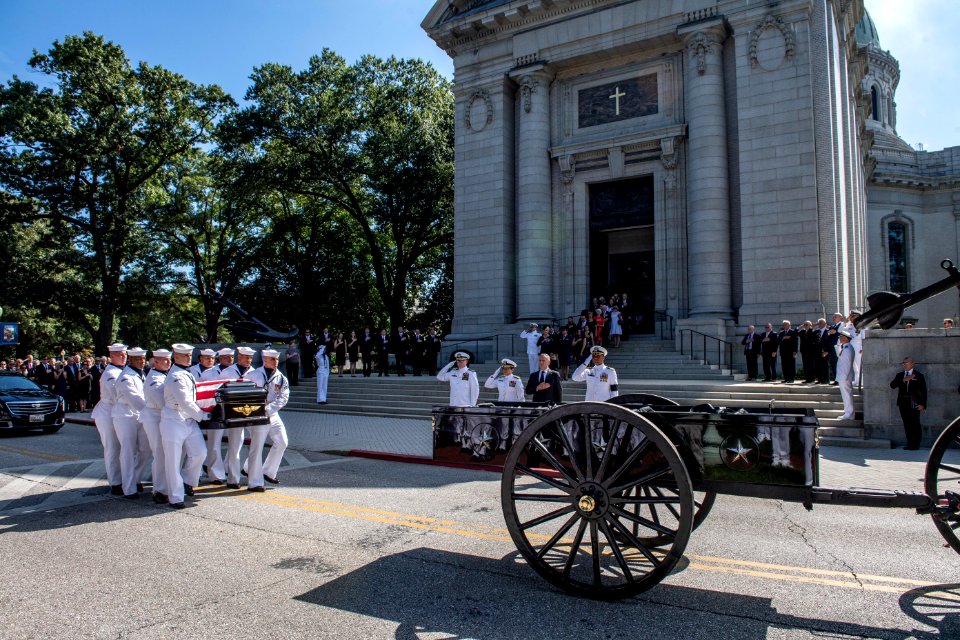 Burial of John McCain 180902-N-OI810-418 (43718828634)