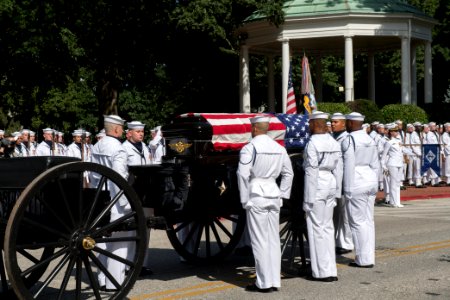 Burial of John McCain 180902-N-ID678-024 (44436632801)