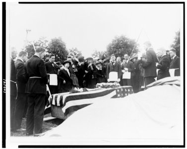 Burial of the first sailor dead of the Great War at Arlington National Cemetery LCCN90710388